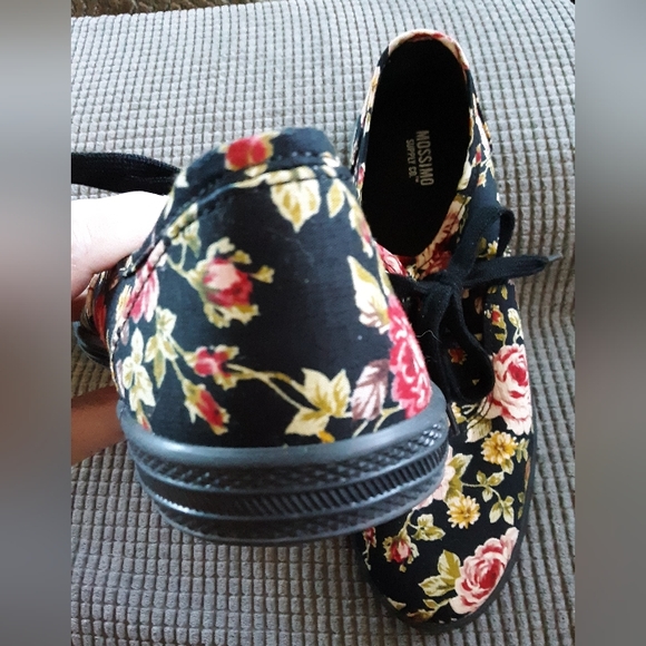 Sneakers, in black floral, NWOT, Merona, sz 8 w's. - Picture 4 of 6